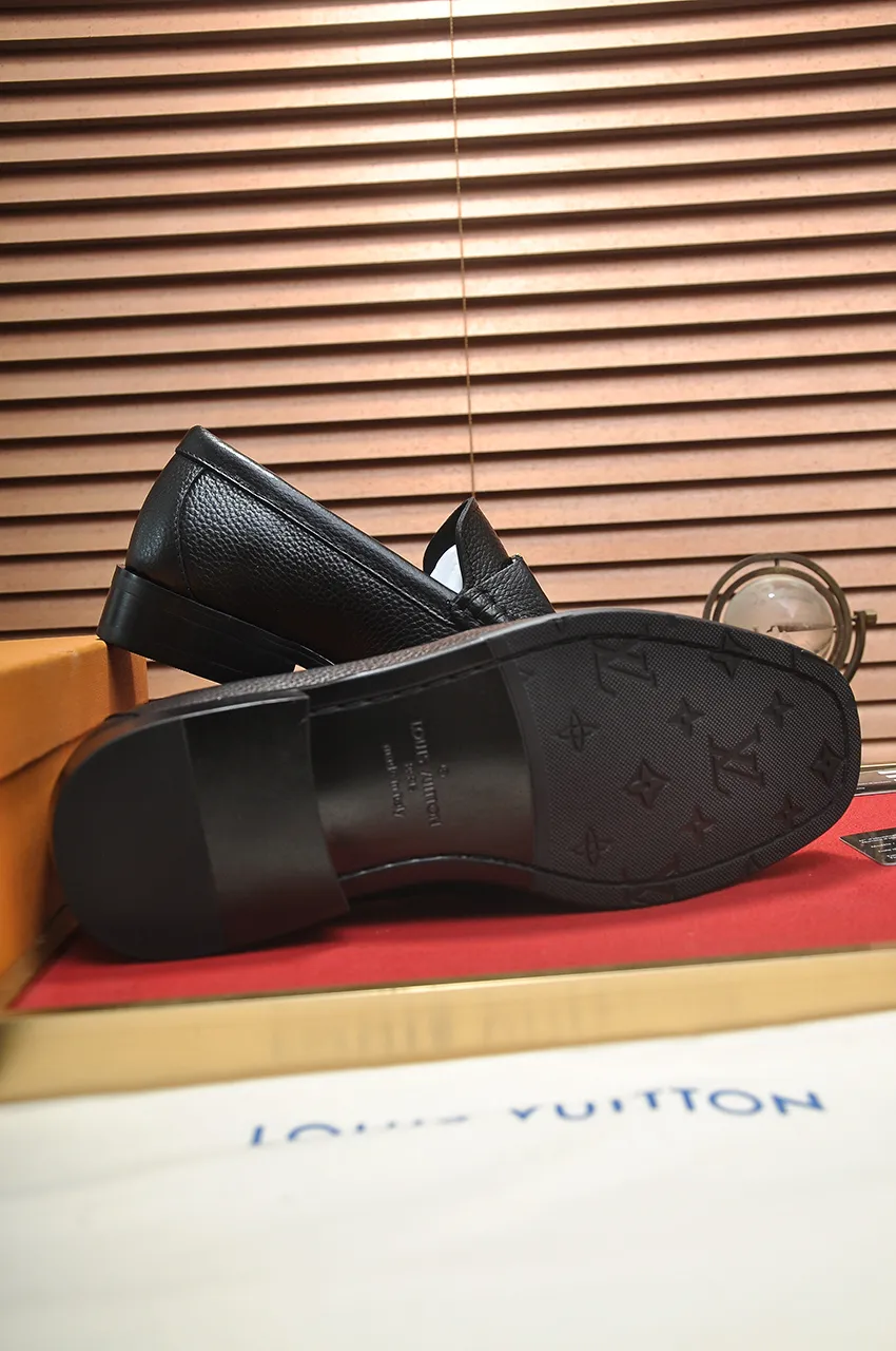 Men's men's shoes 💰520💶 [LV] (original single cowhide lining) 🍀LV's latest genuine leather business suit shoes are launched simultaneously on the official website. The first-layer cowhide imported from Italy is made of heavy gold, 💥official website 1:1 rubber outsole. Versatile to wear, high-end without losing class, and the color combination is extraordinary. This four-season style is alluring when worn on your feet, showing off your big-name flair. Standard code 38-45 (45 customized)